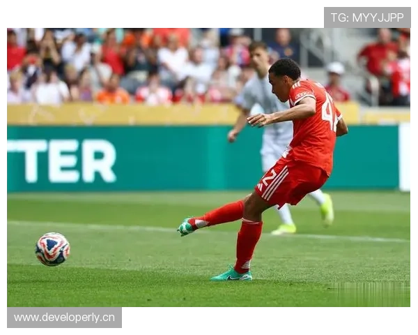 拜仁防线压上成瘾，身后空当频遭利用，防守稳定性面临考验