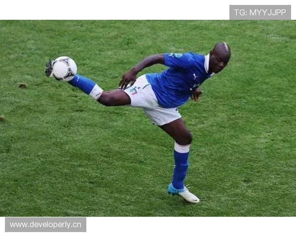 巴洛特利今天又穿那么贵，不知道鞋子能不能换个颜色，真想知道他衣柜长啥样！